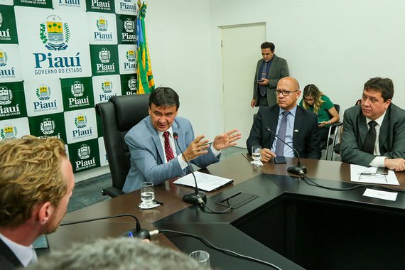 O governador Wellington Dias recebeu, no Palácio de Karnak, a visita de representantes da Embaixada e do Consulado do Canadá no Brasil; em pauta, o interesse de empresas canadenses em manter parcerias com a iniciativa privada e também PPP's com o Piauí; “Pesquisamos alguns critérios que gostaríamos de investir no Brasil. Na perspectiva das PPPs, o Piauí está bem à frente de outros estados, o que permite entrar num estágio avançado de discussão”, pontuou Márcio Francesquine, do Consulado Canadense para Comércio Exterior e Desenvolvimento, que esteve acompanhado de Jason Reeve, da Embaixada do Canadá