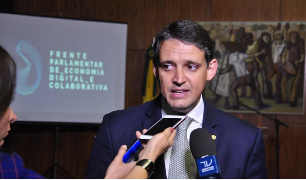 Devido à sua atuação parlamentar a favor da inovação e do avanço das novas tecnologias, o deputado federal Thiago Peixoto (PSD-GO) participou esta semana de eventos de empresas mundiais gigantes do setor de Economia Digital; em São Paulo, o presidente da Frente Parlamentar de Economia Digital e Colaborativa esteve com startups brasileiras no Google Campus e, em Brasília, participou de um evento da Intel sobre a tecnologia 5G, que promete revolucionar a chamada Internet das Coisas