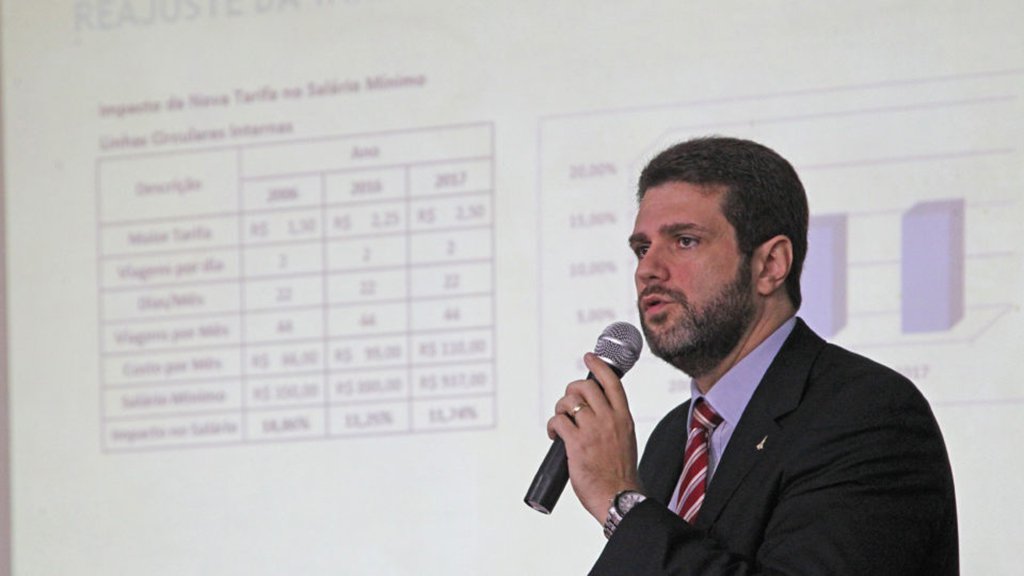 O secretário de Mobilidade do Distrito Federal, Fábio Damasceno, afirmou ser "muito difícil" conceder o aumento acima da inflação, como pedem os rodoviários; a categoria entrou em greve em busca de um reajuste cerca de 10% nos salários e recebeu um aumento de 4% em julho, para cobrir a inflação; "Não acho que é impossível, mas é muito difícil. Temos um problema econômico nacional e isso reflete no custo do sistema", disse o titular da pasta