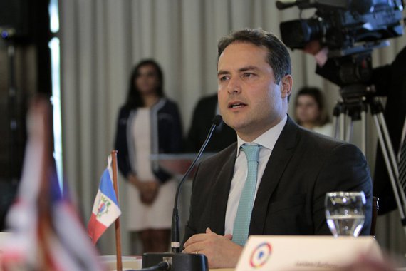 O governador Renan Filho (PMDB) enviou mensagem ao Legislativo solicitando autorização de abertura de crédito de quase R$ 32 milhões para investimento em presídios alagoanos; recurso será destinado "a aprimorar a infraestrutura do sistema prisional e construir unidades prisionais, garantindo melhores condições de trabalho para os servidores, assim como possibilitar mais segurança aos reeducandos"