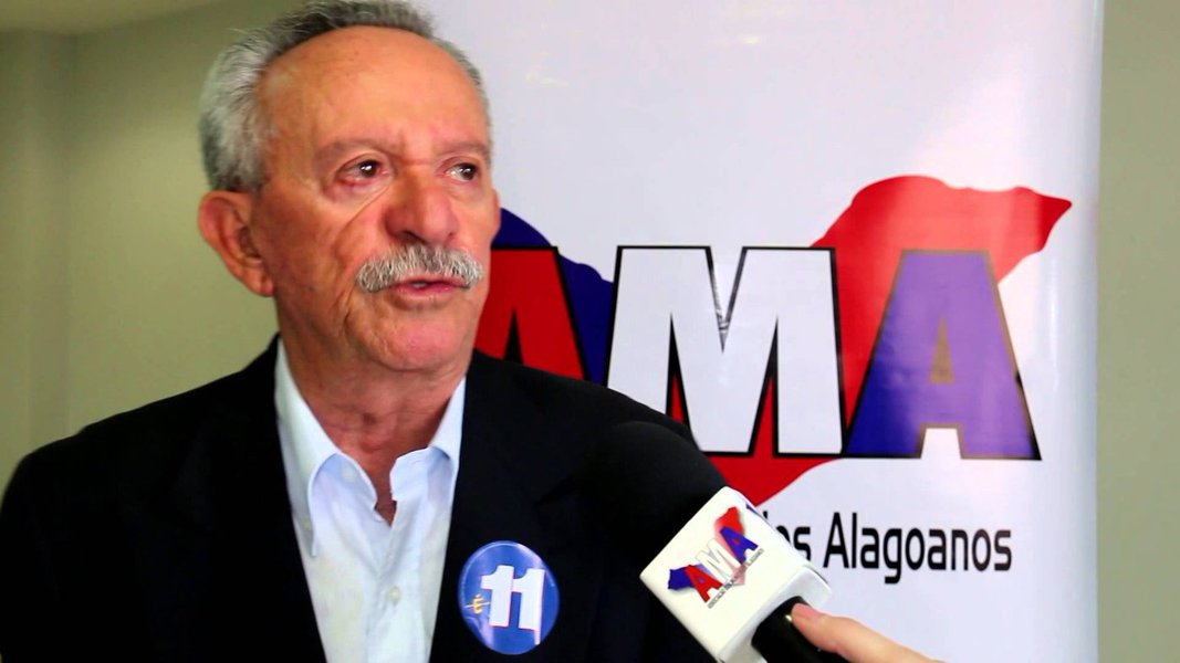 Horas antes da decisão que classificou o CSA à série do Campeonato Brasileiro de Futebol, o senador Benedito de Lira (PP-AL) divulgou um vídeo prometendo que vai tentar o patrocínio da Caixa Econômica para o clube; o senador deve disputar à reeleição em 2018