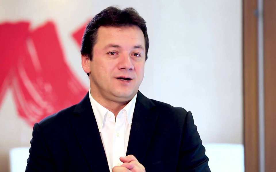 O BNDES está tentando tirar o empresário e presidente-executivo da JBS, Wesley Batista, do comando do grupo; o motivo é o acordo de delação premiada do empresário que expôs o pagamento de propinas a políticos e resultou em uma queda de 28% no valor das ações da empresa; Michel Temer chegou a ser gravado pelo irmão de Wesley, Joesley Batista, negociando o silêncio do ex-deputado Eduardo Cunha;  Wesley sugeriu que está aberto a demitir-se uma vez que conclua uma lista de negócios em sua agenda; BNDES, que tem uma participação de 21% por cento na JBS, poderia solicitar à CVM que proíba os Batistas de votarem na assembleia de 1º de setembro