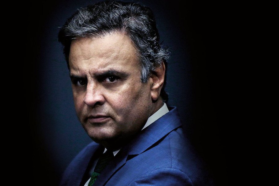 "Aécio foi o mentor do golpe. Quando perdeu as eleições de 2014, ao invés de trilhar um caminho altivo na oposição responsável e se cacifar para a disputa em 2018, preferiu escancarar seu lado ególatra", diz o cientista político Robson Sávio Reis Souza; "Enquanto maquinava sem cessar, com apoio da mídia e de seus sócios no parlamento, no governo e na justiça tudo caminhava razoavelmente bem. Mas, as delações foram mostrando que o mineirinho tem telhado de vidro. Campeão absoluto nas trairagens premiadas, o menino do Rio foi derretendo lentamente"; segundo ele, "Aécio assiste uma de suas últimas trincheiras ser derrubada: a mídia golpista que o sustentava também quer jogá-lo fora do barco"
