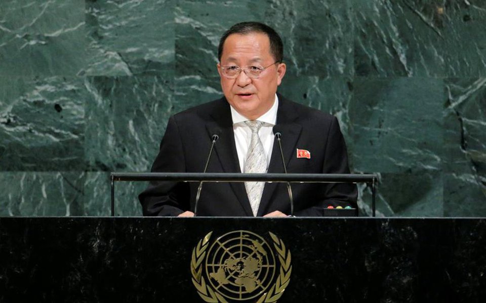 Ministro das Relações Exteriores da Coreia do Norte, Ri Yong-ho, disse que Donald Trump declarou guerra e que o país tem todo o direito de tomar medidas contra os Estados Unidos, inclusive derrubar jatos americanos fora do espaço aéreo norte-coreano; "O mundo inteiro deve se lembrar claramente que foram os EUA que primeiro declararam guerra ao nosso país", disse; segundo ele, Trump declarou a guerra à Coreia do Norte ao dizer que a "liderança da República Popular Democrática da Coreia não estará aqui [no mundo] por muito mais tempo"