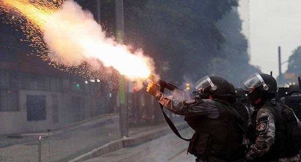  soldo dos golpistas, a Polícia Militar, agindo de forma violenta, fascista e criminosa, atacou com bombas e balas de borracha dezenas de milhares de manifestantes pacíficos que se concentraram na Cinelândia para celebrar o sucesso da greve geral e comemorar antecipadamente o Dia do Trabalhador