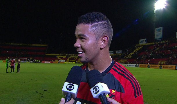 Atacante do Sport Club do Recife Edmar Ribeiro da Costa Júnior, conhecido como Juninho, foi detido pela polícia sob a suspeita de agredir a ex-noiva, na madrugada desta segunda-feira (9); segundo o depoimento da vítima, que preferiu não ser identificada, Juninho a teria ameaçado com uma faca e a trancado em um dos quartos do seu apartamento, no bairro de Boa Viagem, na Zona Sul do Recife; advogado do atleta nega a acusação e diz que jovem já havia ameaçado destruir a carreira de Juninho anteriormente por não aceitar o fim do relacionamento