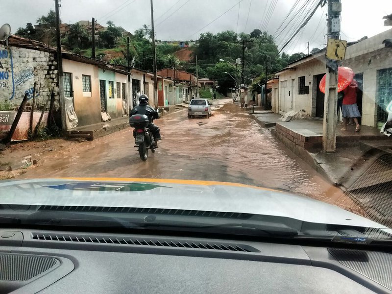 Três em cada quatro alagoanos da zona urbana (74%) vivem em moradias que não têm coleta e tratamento de esgoto, segundo consta no Atlas Esgotos - Despoluição de Bacias Hidrográficas, divulgado pela Agência Nacional de Águas (ANA); números mostram que, de uma população urbana que 2,4 milhões de habitantes, Alagoas só atende a 26% deste total com coleta de esgoto e só 17% com o devido tratamento destes resíduos; em relação ao Nordeste, Alagoas figura entre os três estados com a pior cobertura; fica na frente apenas do Piauíe do Maranhão