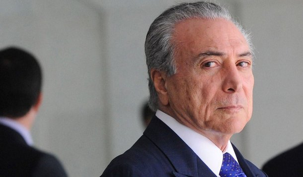 "O que Temer, num pronunciamento minimamente descente, deveria explicar é como um indivíduo, totalmente estranho ao palácio, penetra em suas dependências furtivamente, sem identificação, altas horas da noite, e isso não deixa rastros nos registros públicos", escreve o colunista Bajonas Teixeira, do Cafezinho; jornalista diz também que, para "muitos milhões de brasileiros, a prioridade agora não é colocar o Brasil os trilhos, mas colocar Temer atrás das grades"