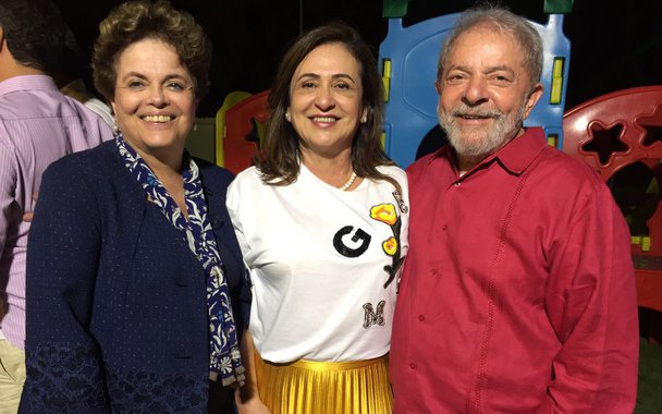 Ex-presidente Luiz Inácio Lula da Silva declarou apoio à candidatura da senadora Kátia Abreu (PMDB) a governadora do Tocantins nas eleições do próximo ano; informação é do jornalista Luiz Armando Costa; Kátia se reuniu no sábado, 19, em Salvador, com Lula e com a presidente legítima Dilma Rousseff e com o governador da Bahia, Rui Costa (PT); "Não preciso me unir a partidos apenas por tempo de televisão na campanha eleitoral. Continuo no PMDB, mas quero fazer alianças com todos os partidos que possam contribuir para a reconstrução do meu estado, principalmente aqueles que têm experiências exitosas em desenvolvimento social e econômico˜, afirmou a senadora