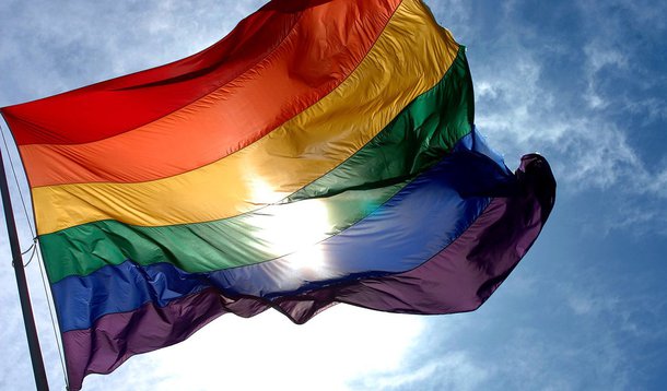 A Justiça Federal do Distrito Federal proferiu, na última sexta-feira (15), uma decisão liminar que abre caminho para a chamada “cura gay”: pela decisão, profissionais de psicologia poderiam atender homossexuais e utilizar “terapias de reversão sexual”; juiz Waldemar Cláudio de Carvalho acatou parcialmente uma ação popular contra a Resolução 01/99 do Conselho Federal de Psicologia (CFP) que orienta os profissionais da área a atuar nas questões relativas à orientação sexual. Na resolução, as “terapias de reversão sexual” são proibidas, visto que que desde 1990 a homossexualidade deixou de ser considerada doença pela Organização Mundial da Saúde