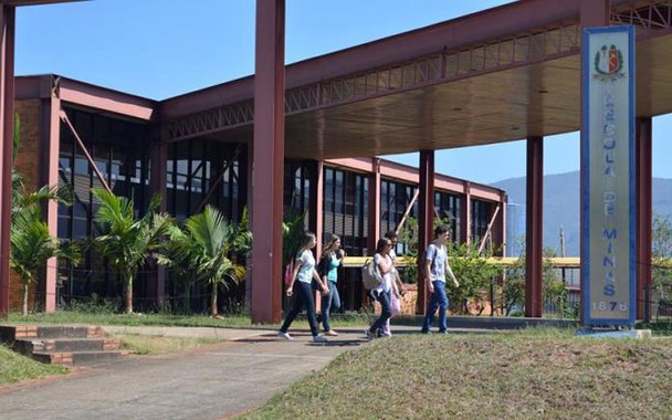 Três das seis universidades que o Brasil perdeu no ranking internacional das mil melhores são mineiras: as Universidades Federais de Ouro Preto, Lavras e Viçosa; continuam na lista a UFMG e a Federal de Itajubá; é o que aponta a publicação britânica "Times Higher Education" (THE), uma das principais em avaliação do ensino superior no mundo; na edição deste ano, 21 instituições do País estão na lista mundial, ante 27 no ano passado