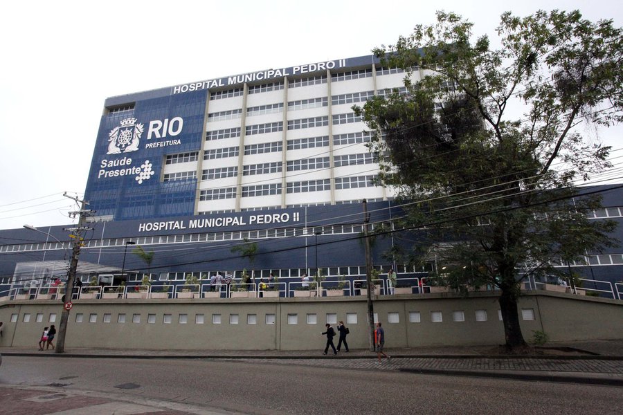 A ação civil pública anunciada pelo Ministério Público do Rio, para a recuperação de mais de R$ 50 milhões desviados de hospitais do município, pede o bloqueio de bens de 64 pessoas, inclusive os ex-secretários municipais de Eduardo Paes, Hans Dohmann e Daniel Soranz; os dois são acusados de omissão na fiscalização da Organização Social Biotech, que administrou os Hospitais Pedro II, na Zona Oeste, e o Hospital de Acari, na Zona Norte; a organização teria recebido R$ 570 milhões da Prefeitura para a administração das duas clínicas
