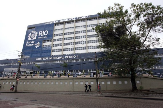 A ação civil pública anunciada pelo Ministério Público do Rio, para a recuperação de mais de R$ 50 milhões desviados de hospitais do município, pede o bloqueio de bens de 64 pessoas, inclusive os ex-secretários municipais de Eduardo Paes, Hans Dohmann e Daniel Soranz; os dois são acusados de omissão na fiscalização da Organização Social Biotech, que administrou os Hospitais Pedro II, na Zona Oeste, e o Hospital de Acari, na Zona Norte; a organização teria recebido R$ 570 milhões da Prefeitura para a administração das duas clínicas