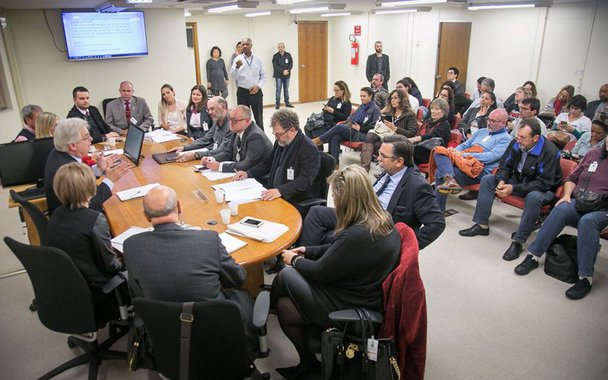 Em resposta à em resposta à liminar concedida pelo ministro Gilmar Mendes (STF) para encerrar o processo de negociação em curso entre o governo do Rio Grande do Sul e os servidores das fundações, a Frente Jurídica em Defesa das Fundações divulgou nota  em que afirma que a decisão não surpreende; para o movimento, Gilmar Mendes “é conhecido por seu ativismo contra a Justiça do Trabalho e os direitos trabalhista e sindicais”; nota também diz que os servidores estão liberados para “tomar as decisões judiciais necessárias para restabelecer o primado da lei e da justiça”
