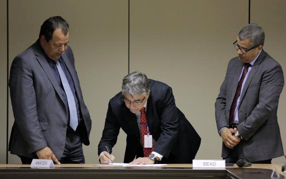 A Agência Goiana de Assistência Técnica, Extensão Rural e Pesquisa Agropecuária (Emater) assinou o Instrumento de Parceria com a Agência Nacional de Assistência Técnica e Extensão Rural (Anater); o ato dá início às atividades do Projeto Piloto da Anater que irá beneficiar 10 mil famílias de nove estados brasileiros; por meio do Projeto Piloto, serão investidos mais de R$ 50 milhões na melhoria da assistência técnica prestada aos produtores rurais; em Goiás, a parceria entre as duas Agências beneficiará 500 agricultores familiares distribuídos em 46 comunidades rurais, espalhadas em mais de 40 municípios, com o investimento de R$ 1,5 milhão