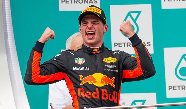 Max Verstappen, da Red Bull, venceu o Grande Prêmio da Malásia na manhã deste domingo; o inglês Lewis Hamilton, chegou em segundo lugar, mas ampliou sua liderança no campeonato mundial de Fórmula 1 para 34 pontos com sua Mercedes; Sebastian Vettel, da Ferrari, que também disputa o título, limitou os danos após largar em último e chegar em quarto lugar