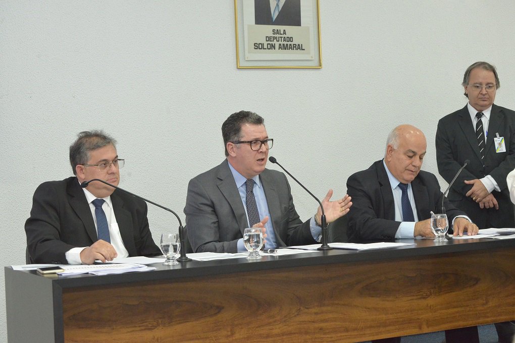 O novo secretário estadual da Fazenda, João Furtado, participou de audiência na Assembleia Legislativa; em entrevista após a apresentação do resultado das metas fiscais do Governo referente ao primeiro quadrimestre do ano, Furtado ressaltou o crescimento nominal da receita do Estado, porém defendeu o contingenciamento superior a R$ 1 bilhão e ressaltou que o Executivo realize novas economias de despesas que seriam feitas agora a partir do adiamento delas para um outro momento; “O que nós estamos fazendo é dando cumprimento à PEC do Teto de Gastos, que foi votada este ano. Nossa atenção é para o limite de gastos de 2016 que pauta os gastos de 2017. Se houver frustação da receita nós vamos reduzir ainda mais os gastos com custeio”