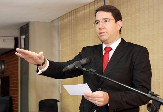 A 4ª Vara da da Fazenda e Registros Públicos de Palmas negou liminar ao Ministério Público do Tocantins em Ação Civil Pública impetrada contra o governo do Estado e a Assembleia Legislativa; o MP queria a suspensão de despesas com publicidade, festas, eventos musicais, religiosos, esportivos e comemorativos, feiras, vaquejadas, temporadas de praia e despesas semelhantes até o fim de 2018