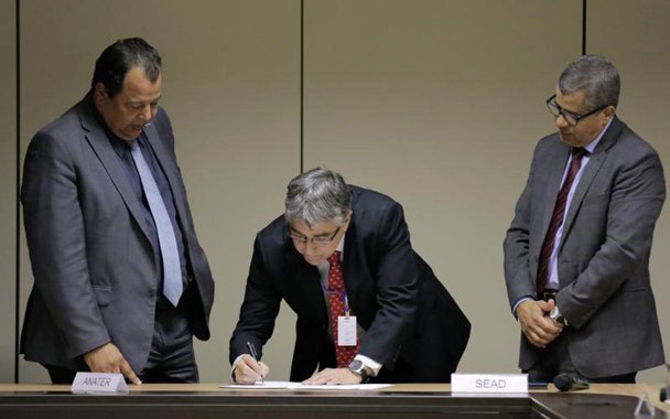 A Agência Goiana de Assistência Técnica, Extensão Rural e Pesquisa Agropecuária (Emater) assinou o Instrumento de Parceria com a Agência Nacional de Assistência Técnica e Extensão Rural (Anater); o ato dá início às atividades do Projeto Piloto da Anater que irá beneficiar 10 mil famílias de nove estados brasileiros; por meio do Projeto Piloto, serão investidos mais de R$ 50 milhões na melhoria da assistência técnica prestada aos produtores rurais; em Goiás, a parceria entre as duas Agências beneficiará 500 agricultores familiares distribuídos em 46 comunidades rurais, espalhadas em mais de 40 municípios, com o investimento de R$ 1,5 milhão