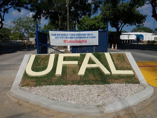 7 professores e 8 alunos do curso, que seriam servidores públicos, vão responder por associação criminosa, corrupção passiva, peculato e lavagem de dinheiro; eles foram alvo da Operação Sucupira e são suspeitos de envolvimento no esquema criminoso envolvendo o mestrado de Administração da Universidade Federal de Alagoas (Ufal); segundo a Polícia Federal, o esquema envolve, além da Ufal, órgãos da estrutura administrativa do Estado, dos quais fazem parte os estudantes indiciados
