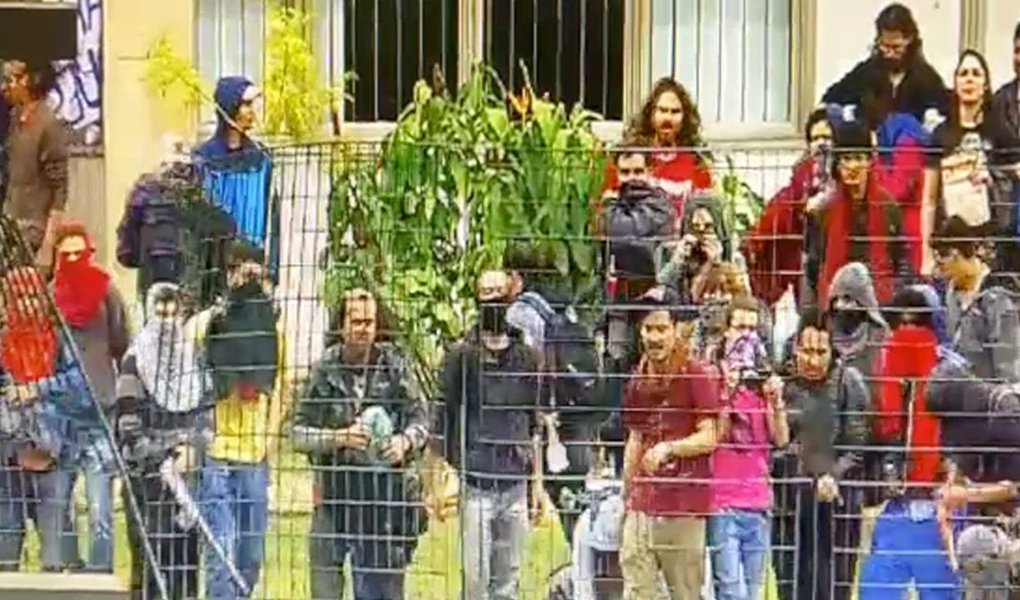 Três estudantes da Universidade de São Paulo podem ser expulsos da universidade por conta de um decreto editado em 1972, ainda durante o regime militar; os estudantes são acusados de violar a moral e os bons costumes, em protesto em 28 de maio contra o governo de Michel Temer, durante uma greve geral na USP