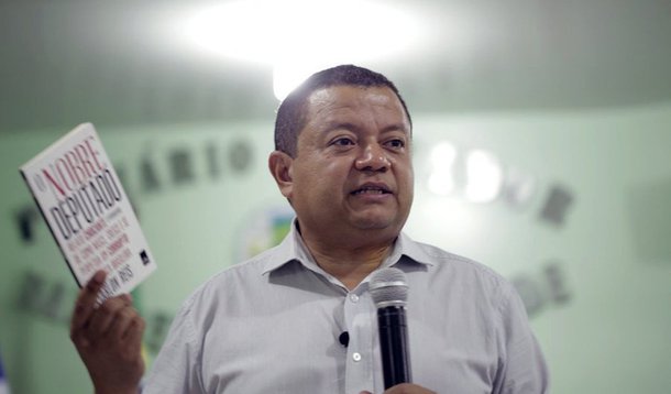 O vereador Tiago Andrino (PSB) apresentou projeto de lei que concede o título de cidadão palmense ao advogado e ex-juiz Marlon Reis; Tocantinenses de Pedro Afonso, Marlon Reis é um dos idealizadores e redatores da Lei da Ficha Limpa, que impede a participação eleitoral de candidatos que tenham sofrido condenações criminais em âmbito colegiado; essa lei já barrou mais de 1.200 candidatos em todo o Brasil
