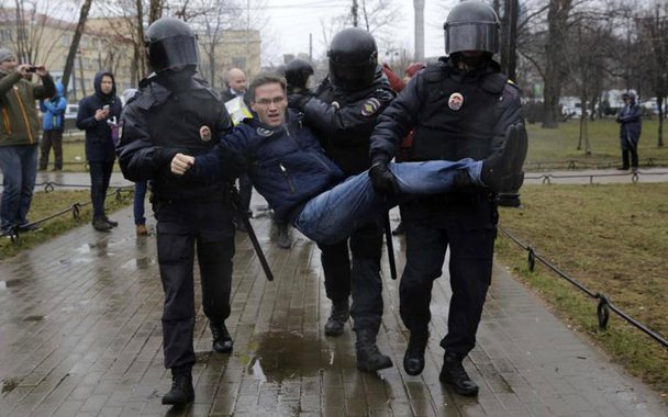 Centenas de russos protestaram neste sábado (29) contra um possível novo mandato do presidente Vladimir Putin, desafiando a proibição das autoridades em várias cidades da Rússia, como São Petersburgo, onde a polícia deteve cerca de 120 pessoas; reunidos sob o slogan "Nadoïel" (Estamos fartos dele), referindo-se ao presidente russo, os manifestantes responderam à convocação do movimento Open Russia, fundado pelo opositor russo no exílio e ex-oligarca Mikhail Khodorkovski