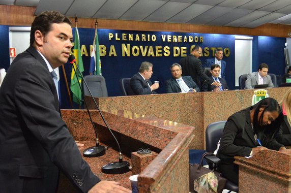 A Câmara de Vereadores de Maceió aprovou projeto de lei que libera a venda de bebidas alcoólicas nos estádios de futebol da capital; projeto tramitou em regime de urgência; autor da proposta, Silvânio Barbosa (PMDB) alegou que a comercialização de bebidas é uma realidade em quase todos os estádios do país