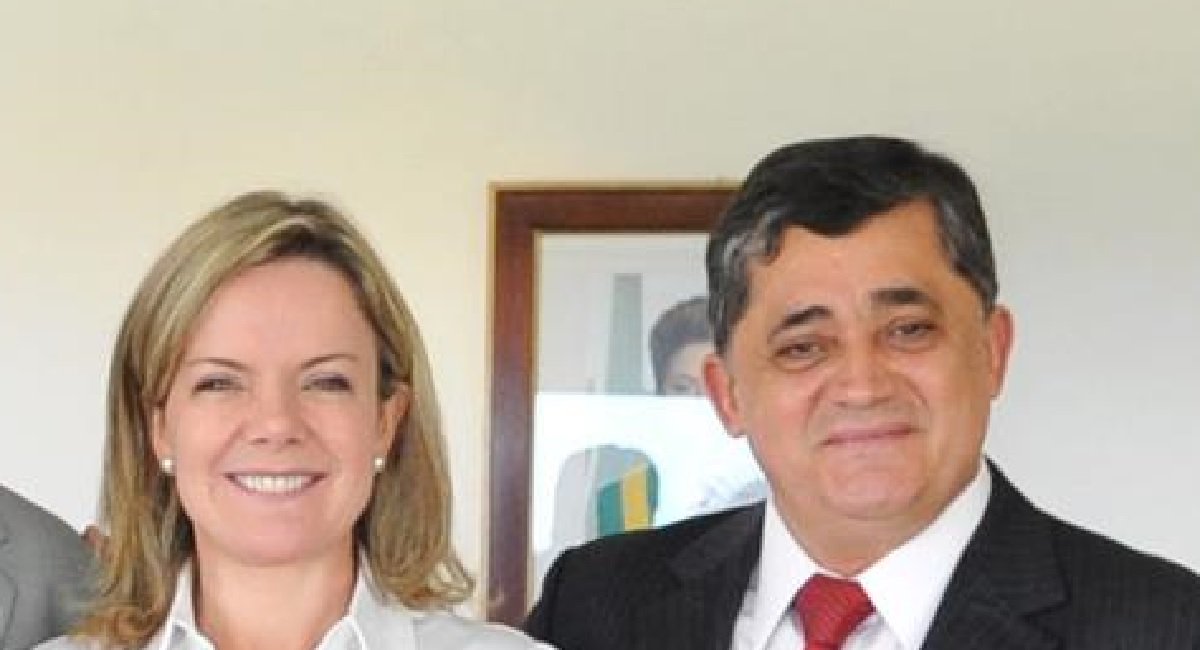 Um dos primeiros articuladores internos do nome da senadora paranaense Gleisi Hoffmann como alternativa para a presidência nacional do PT, o deputado federal José Guimarães comemorou a indicação."Essa sim é uma verdadeira mudança! Uma mulher guerreira presidenta do PT", afirmou o deputado após a divulgação da decisão da corrente Construindo um Novo Brasil (CNB), majoritária no PT, da qual ele e Gleisi fazem parte
 