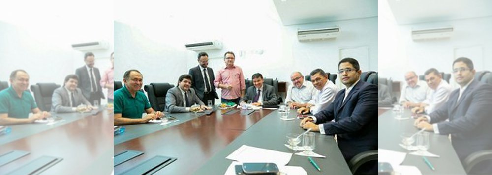 Em reunião com seu secretariado, o governador Wellington Dias realizou um balanço da atual situação do Estado e a aplicação do Ativo Verde, lei já aprovada na Assembleia Legislativa que incentiva o setor produtivo a proteger as florestas do estado; "Essa iniciativa dá ao Estado uma nova estrutura de manter em pé as reservas e as florestas nativas, na contramão, inclusive, do que vai o Brasil. O objetivo é de que em todas as regiões, em um modelo a partir do Acordo de Paris, que hoje é lei no Brasil, para cada hectare preservado termos uma certificação", explica