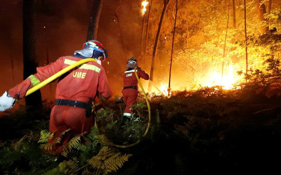 Quatro pessoas morreram devido aos mais de 100 incêndios florestais registrados na região espanhola da Galícia, onde milhares de hectares foram destruídos desde a última sexta-feira (13) e o fogo foi agravado pelo forte vento e as altas temperaturas; presidente regional, Alberto Núñez Feijóo, denunciou o "terrorismo incendiário" dos que causaram o fogo, a morte dessas pessoas e milhares de hectares de floresta queimadas; região contabiliza 105 focos de incêndio ativos