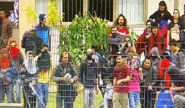Três estudantes da Universidade de São Paulo podem ser expulsos da universidade por conta de um decreto editado em 1972, ainda durante o regime militar; os estudantes são acusados de violar a moral e os bons costumes, em protesto em 28 de maio contra o governo de Michel Temer, durante uma greve geral na USP