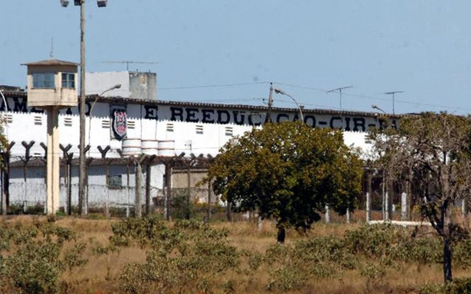 O órgão tem como objetivo monitorar por 24 horas presidiários do regime semiaberto que usam tornozeleira eletrônica; a princípio serão 175 pessoas monitoradas no centro, de acordo com informações da Subsecretaria de Sistema Penitenciário; o serviço era prometido para agosto; o governo informou que o contrato prevê o monitoramento de 6 mil presos à medida que a Justiça autorize o uso do equipamento; mas a empresa afirmou que que até o momento foi disponibilizado dinheiro apenas para 175