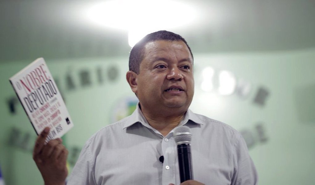 O vereador Tiago Andrino (PSB) apresentou projeto de lei que concede o título de cidadão palmense ao advogado e ex-juiz Marlon Reis; Tocantinenses de Pedro Afonso, Marlon Reis é um dos idealizadores e redatores da Lei da Ficha Limpa, que impede a participação eleitoral de candidatos que tenham sofrido condenações criminais em âmbito colegiado; essa lei já barrou mais de 1.200 candidatos em todo o Brasil
