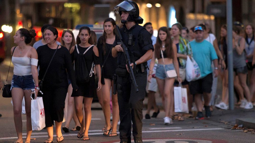 Polícia catalã informou que uma operação policial contra um possível "ataque terrorista" estava em andamento na cidade de Cambrils, ao sul de Barcelon; não ficou claro como a operação estaria ligada ao ataque com uma van em Barcelona, nesta quinta-feira, que deixou 13 pessoas mortas; serviços de emergência da Catalunha disseram no Twitter que as pessoas em Cambrils, que fica no litoral, devem "ficar em casa, ficar seguras"