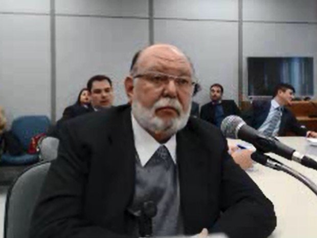 Condenado a comer feijão azedo pelas próximas duas décadas, o corruptor resolveu incriminar Lula, pois sabe que essa é a sua única chance de trocar a jaula por uma tornozeleira eletrônica. Moro jogou o alpiste e o nosso bípede desplumado bicou