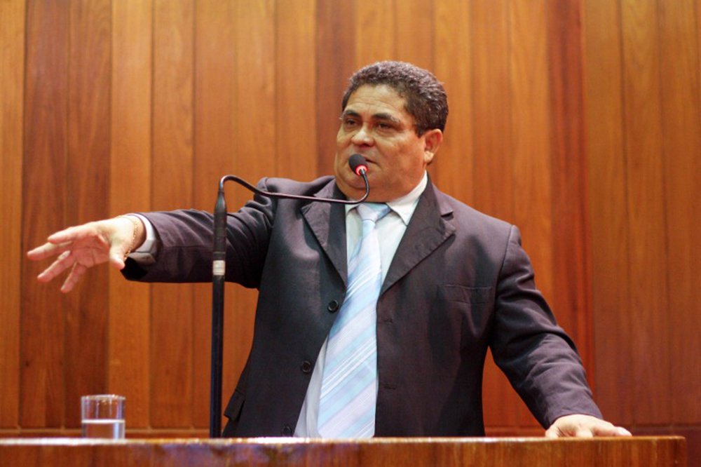 Deputado Cícero Magalhães (PT) destacou o trabalho da equipe de governo para continuar com a folha em dia; o parlamentar afirmou que os salários dos servidores estaduais só estão em dia por força do compromisso que o governo estadual tem com o funcionalismo público; parlamentar também disse não entender por que a oposição questiona a aliança com outros partidos, como o PP, e o fato do senador Ciro Nogueira buscar recursos federais para o Piauí em Brasília; líder do PMDB, deputado João Madison (PMDB) previu que o governador Wellington Dias vai se reeleger para o quarto mandato