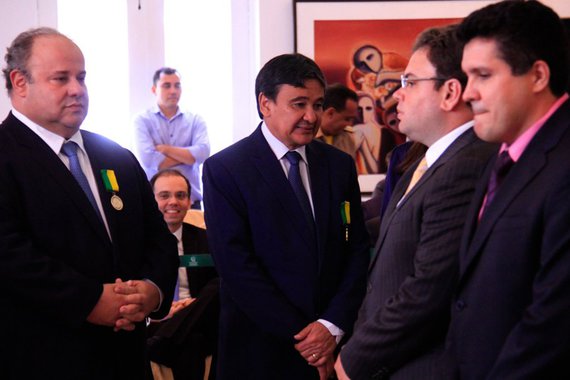O governador do Piauí, Wellington Dias, disse que “é preciso ter todo o cuidado” em relação às despesas com pessoal, para não ultrapassar o limite prudencial da LRF, o que seria um desastre ainda maior que o atraso da folha de pagamento do Estado ou do 13º salário; “É claro que por enquanto não há risco de atraso de salário, mas é uma situação preocupante, porque a gente fica ouvindo toda hora que a economia melhorou e isso não está se refletindo quanto as receitas que são repassadas pela União”; relato no Piauí Hoje