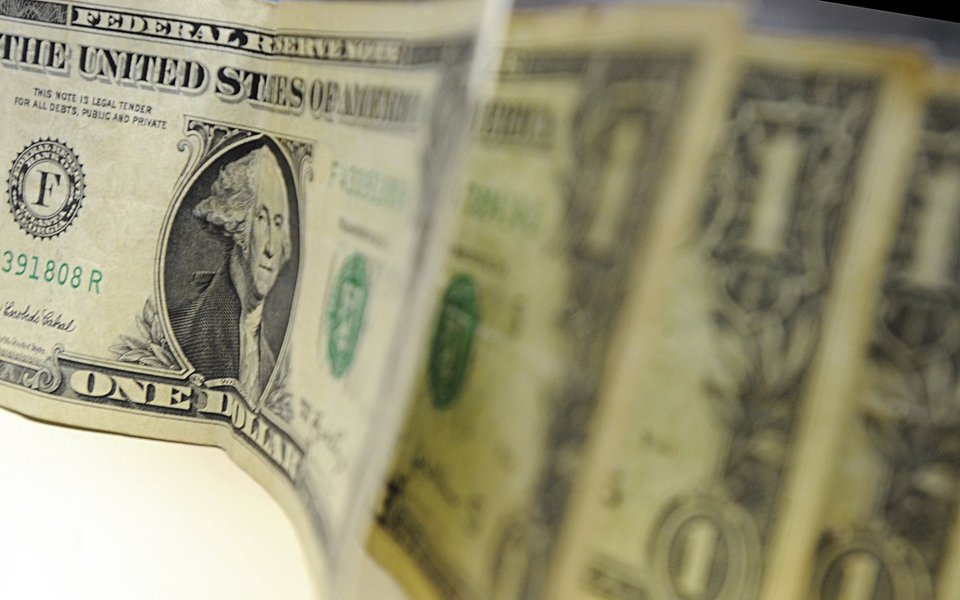 Déficit em transações correntes do Brasil  ao longo do mês de agosto ficou negativo em US$ 302 milhões, informou o Banco Central (BC); no mesmo mês de 2016, o saldo negativo ficou em US$ 648 milhões; de janeiro a agosto, o déficit ficou em US$ 3,013 bilhões, resultado bem menor do que em igual período de 2016: US$ 13,086 bilhões