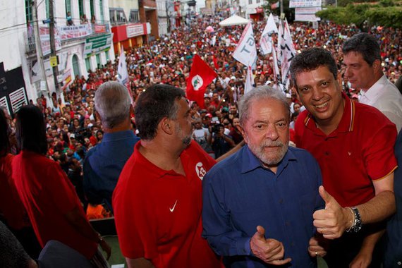 "As elites brasileiras, esta turma que está comandando os processos, não sabem o que fazer com a caravana. A grande mídia fica tentando esconder, as redes sociais estão divulgando e bombando, as pessoas estão falando e esse é mais um processo de retaliação. Cada hora que Lula faz uma atividade ou o PT realiza algo um ato, a exemplo até do aniversário do partido, sempre há uma contrapartida da operação Lava Jato para tentar desgastar o presidente ou incriminá-lo. A questão deles é o desespero", disse Márcio Macedo, vice-presidente do PT