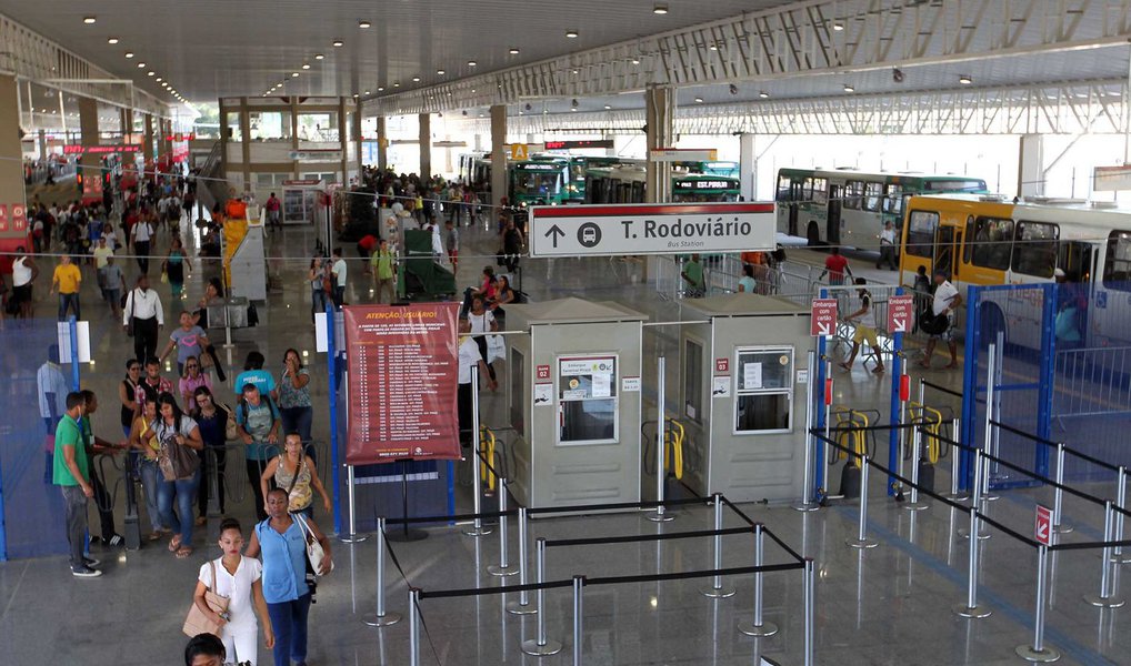 A Prefeitura de Salvador, por meio da Secretaria Municipal de Mobilidade (Semob), anuncia a integração de 36 linhas de ônibus às novas três novas estações do metrô que começaram a operar nesta terça-feira, na Avenida Luiz Viana (Paralela); no total, são cerca de 250 linhas integradas ao metrô em todas as estações em operação; confira relação dos ônibus que passam nas estações