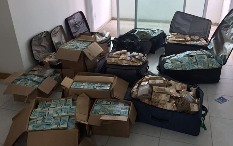 Relatório da Polícia Federal aponta que parte dos R$ 51 milhões encontrados em um apartamento ligado ao ex-ministro Geddel Vieira Lima (PMDB-BA), estaria aligado a atuação do chamado "quadrilhão do PMDB", grupo de parlamentares do partido ligado a esquemas de corrupção na Câmara; apesar da afirmação contida no relatório, que o esquema contaria com "a ciência e participação do irmão de Geddel, o deputado Lucio Vieira Lima [PMDB-BA]", o documento não apresenta provas de que o dinheiro tenha ligação com os desvios investigados