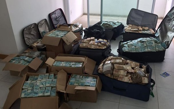 Relatório da Polícia Federal aponta que parte dos R$ 51 milhões encontrados em um apartamento ligado ao ex-ministro Geddel Vieira Lima (PMDB-BA), estaria aligado a atuação do chamado "quadrilhão do PMDB", grupo de parlamentares do partido ligado a esquemas de corrupção na Câmara; apesar da afirmação contida no relatório, que o esquema contaria com "a ciência e participação do irmão de Geddel, o deputado Lucio Vieira Lima [PMDB-BA]", o documento não apresenta provas de que o dinheiro tenha ligação com os desvios investigados