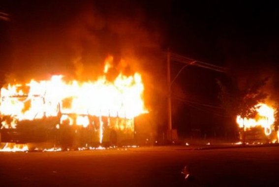 Sete ônibus foram incendiados na noite de sexta-feira (14) na Estrada de Madureira, próximo à comunidade Dom Bosco, em Nova Iguaçu, na Baixada Fluminense; os incêndios ocorreram após um confronto entre bandidos armados e policiais militares do Batalhão de Polícia de Choque, que faziam uma operação na mesma área