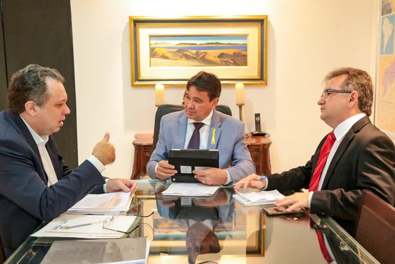 O governador Wellington Dias recebeu, no Palácio de Karnak, o secretário de Estado da Saúde, Florentino Neto; na ocasião, autorizou ações na área da saúde, tais como a descentralização de seis hospitais e a execução de um curso gratuito de especialização multidisciplinar materno-infantil para profissionais da área; Florentino Neto apresentou ao governador a minuta final do contrato de gestão a ser celebrado com a Fundação Hospitalar do Piauí; “Cada um dos hospitais possui plano operativo, que estabelece os custos, as metas a serem atingidas e toda a programação de descentralização que será realizada no período de administração compartilhada e no segundo período, no qual a fundação administrará”, pontuou o gestor