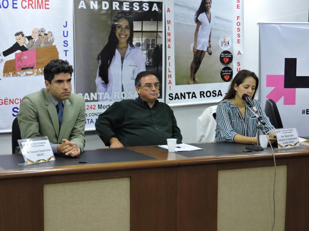 Flávio Silva definiu a notícia divulgada na tarde de segunda-feira como "uma ironia muito grande" - ele fez referência ao anuncio do Mp de que pedirá absolvição para pais de vítimas da Kiss processados por promotores, que alegaram calúnia por parte de pais de vítimas; Silva é pai de Andrielle Silva, uma das vítimas do incêndio na Boate Kiss, e presidente do Movimento do Luto à Luta; "O Procurador-Geral [de Justiça do Rio Grande do Sul, Fabiano Dallazen] cita que um dos motivos seria que os promotores já estariam satisfeitos porque nós paramos com as cobranças e com as críticas. Isso não é verdade. A gente continua criticando e cobrando isso aí dia-a-dia", diz Flávio