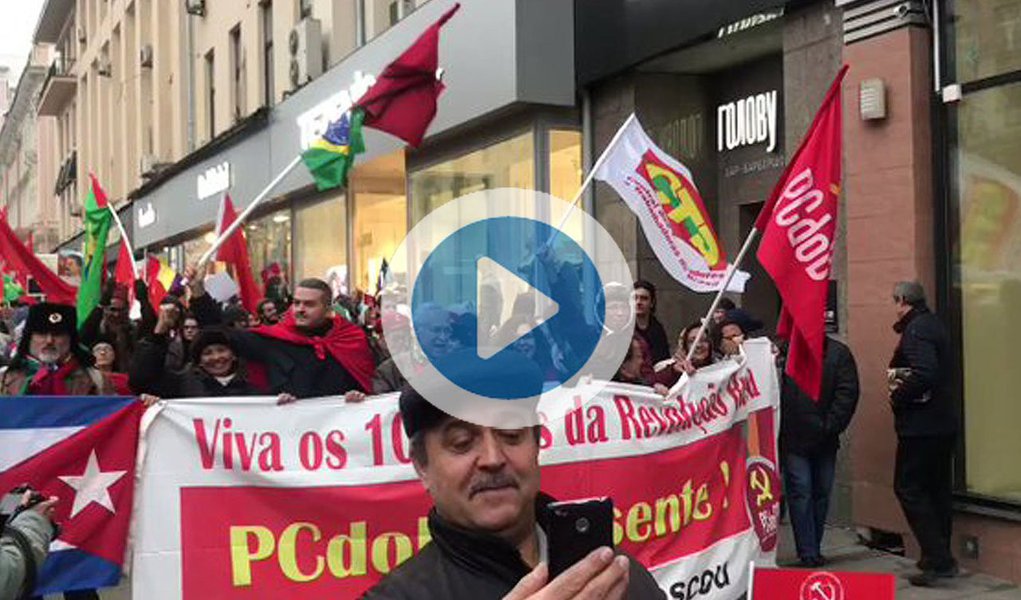 Comunistas brasileiros marcaram presença na marcha em comemoração pelo centenário da Revolução de 1917, em Moscou, nesta terça-feira 7; vídeo publicado pelo jornalista brasileiro em Moscou Sandro Fernandes revela os gritos do protesto contra Michel Temer e uma faixa do PCdoB; assista