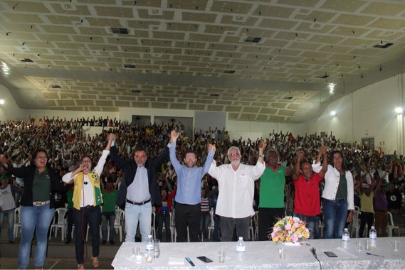 Agentes comunitários de saúde e agentes de endemias de todo o estado participaram nesta sexta-feira do Seminário sobre a Proposta de Emenda à Constituição (PEC 22/2011), sobre a remuneração das duas categorias, no Auditório Central da Universidade Estadual de Feira de Santana (UEFS); o encontro foi coordenado pelos deputados federais Jorge Solla (PT) e Daniel Almeida (PCdoB); "Conseguimos trazer para a Bahia essa audiência pública para que os agentes de saúde e de endemias pudessem participar do debate sobre a PEC 22. Vai ser essencial o processo de mobilização dos trabalhadores para o resultado das votações na Câmara e, posteriormente, no Senado", disse Solla