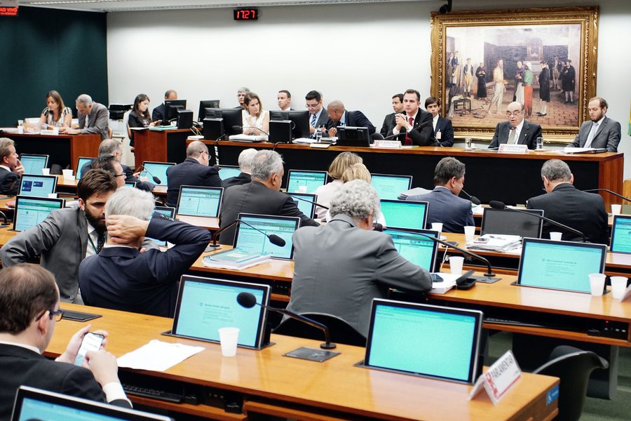 A Comissão de Constituição, Justiça e Cidadania (CCJ) da Câmara discute nesta terça-feira 17 o parecer do relator Bonifácio de Andrada (PSDB-MG), que recomendou a inadmissibilidade da denúncia apresentada pela Procuradoria-Geral da República contra Michel Temer e os ministros Eliseu Padilha (Casa Civil) e Moreira Franco (Secretaria-Geral da Presidência); acompanhe ao vivo