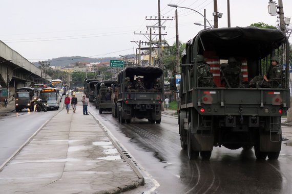 O reforço da Forças Armadas na segurança do Rio de Janeiro completa um mês, com a presença de 10 mil agentes federais no estado; o porta-voz do Comando Militar do Leste, coronel Roberto Itamar, fez um balanço positivo desse primeiro mês, mas disse que ainda é cedo para se fazer uma análise mais detalhada dos resultados; a operação tem vigência até o final do ano, podendo ser prorrogada até dezembro de 2018, conforme divulgado pelo governo federal